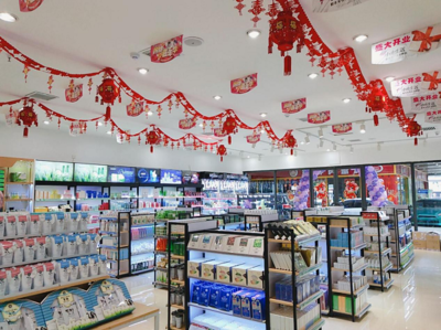 自己开店拿货还是加盟好？小资生活实力全程帮扶，化妆品批发更省心